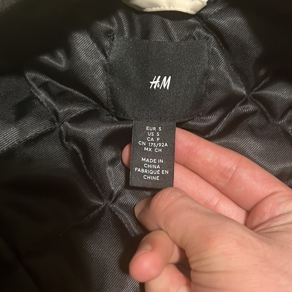 Black jacket with white sleeves light weighted and warm - Picture 3 of 6